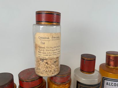 Série de neuf pots à pharmacie en verre certains...