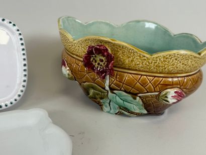 Lot comprenant :
- un mendiant en porcelaine...