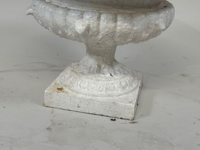 Painted cast-iron garden basin with gadrooned...