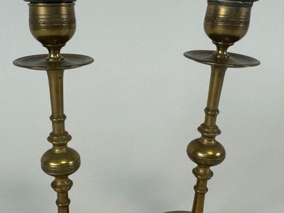 Paire de bougeoirs en laiton à décor de frises...