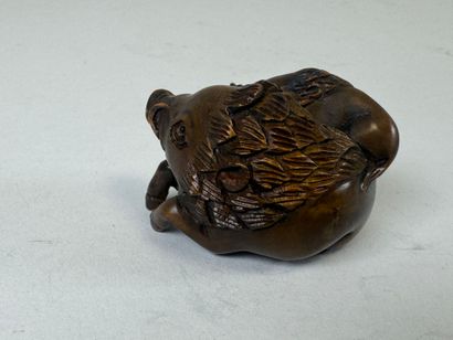 JAPON, XXe.
Netsuké en bois sculpté figurant...