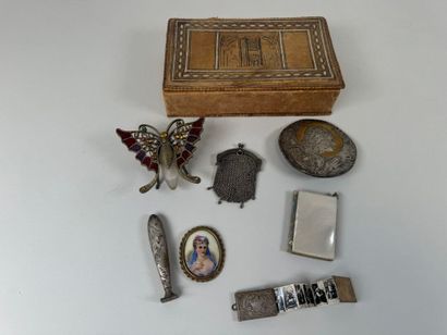 Dans un coffret : 
- flacon en métal et pierres...