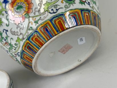 CHINA, 20th century.
Covered polychrome porcelain...