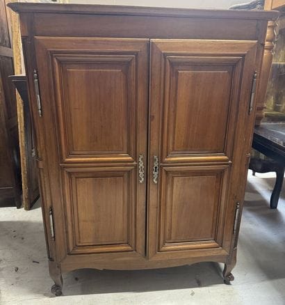 Moulded oak cabinet with two doors.
126 x...