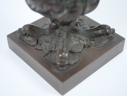 École XIXe. 
Coupe sur pied en bronze patiné...