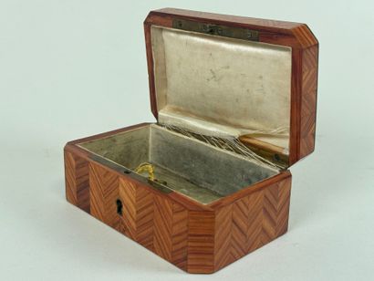 Small jewelry box in veneer with cube décor...