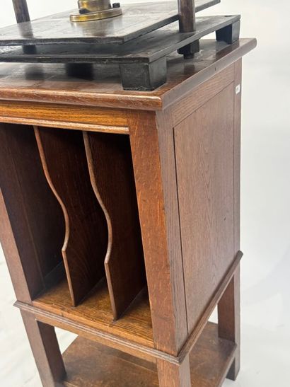 Cast-iron press.
Presented on its compartmentalized...
