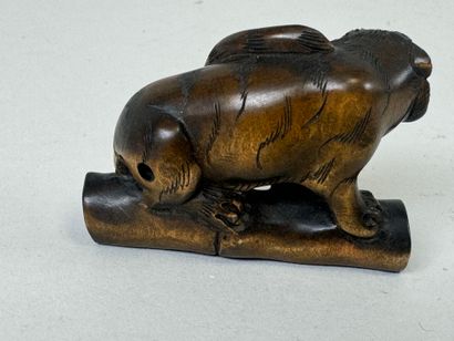 JAPON, XXe.
Netsuké en bois sculpté figurant...