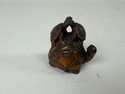 JAPON, XXe.
Netsuké en bois sculpté figurant...