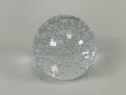 Boule sulfure en verre à décor bullé.
D....