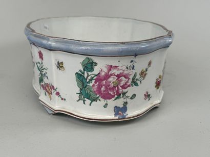 GIEN.
Polychrome earthenware planter decorated...