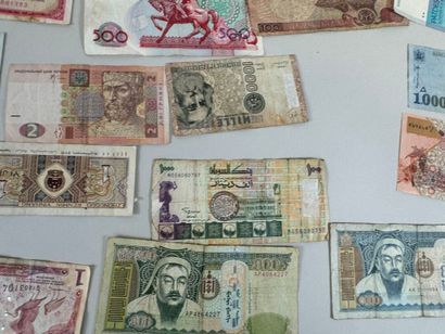 Un lot de billets de banque divers.