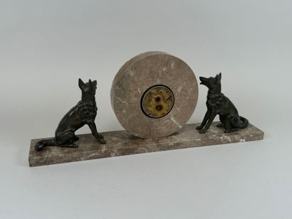 Pendule en marbre à décor de deux chiens...