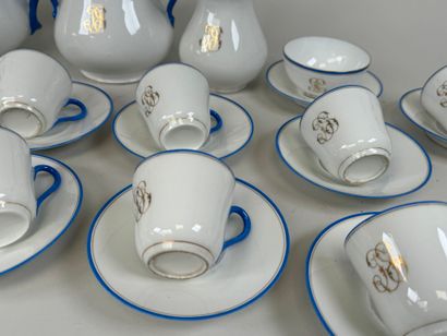 Partie de service à thé et café en porcelaine...