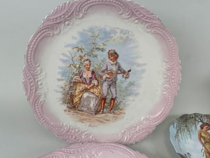 Lot including :
- two polychrome porcelain...