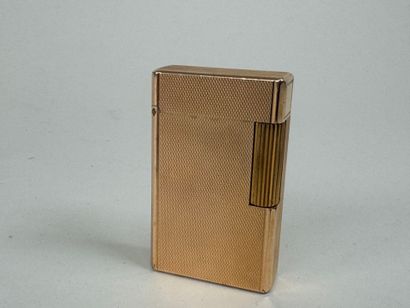 S.T. DUPONT.
Gilt metal lighter.
1.5 x 3.5...