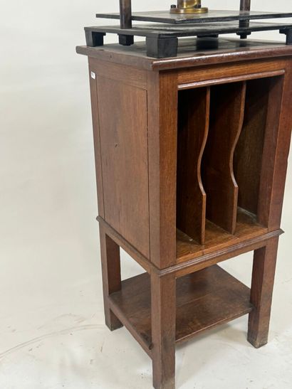 Cast-iron press.
Presented on its compartmentalized...