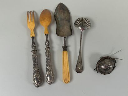 Silver spoon-saupoudreuse, guilloche spatula.
Also...