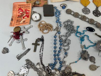 Lot of medals, brooches, religious pendants...