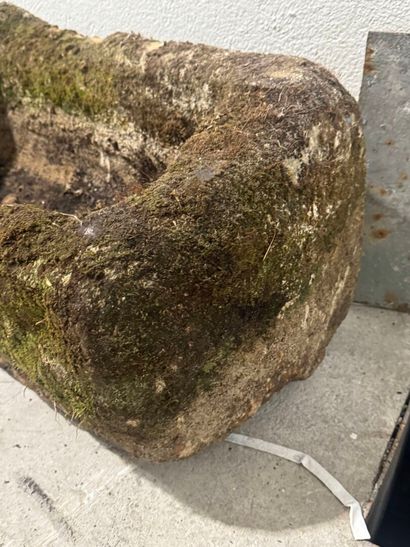 Stone trough with overflow.
32 x 72 x 35...