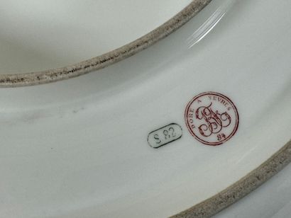 SEVRES.
Circular presentation dish in white...