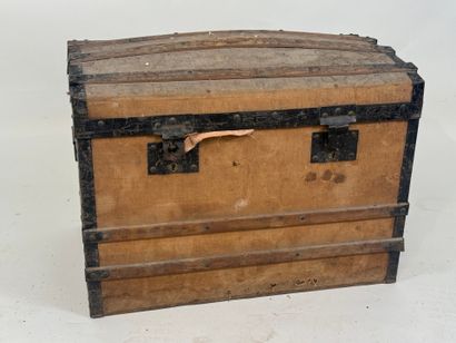 Curved trunk in wood, metal and fabric.
50...