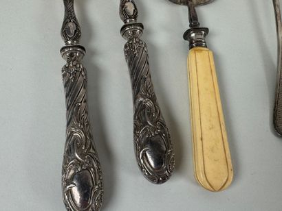 Silver spoon-saupoudreuse, guilloche spatula.
Also...