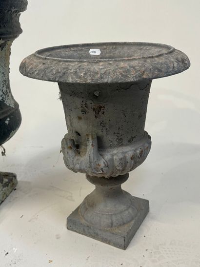 Two cast-iron garden basins.
H. 45 cm (the...