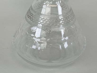 Carafe à décanter en cristal à décor facetté...