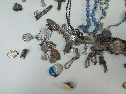 Lot of medals, brooches, religious pendants...
