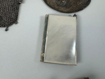 Dans un coffret : 
- flacon en métal et pierres...