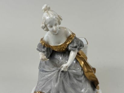 CAPO DI MONTE.
Femme au panier.
Sujet en...