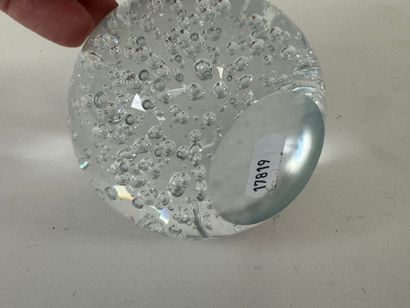Boule sulfure en verre à décor bullé.
D....