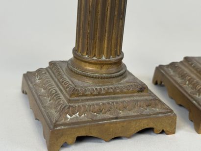 Paire de petits bougeoirs en bronze doré.
Style...