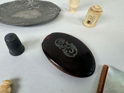 Important lot d'objets de vitrine dont deux...