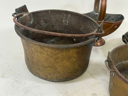 Lot de cinq éléments en cuivre, laiton et...