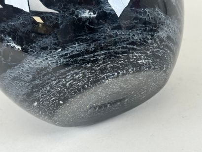 LA ROCHERE.
Vase boule en verre coloré sur...