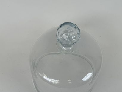 Cloche circulaire en verre, la prise facettée.
H....