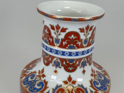 KAISER, Germany.
Vase balustre en porcelaine...