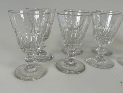 Lot de sept verres à vin en verre soufflé...