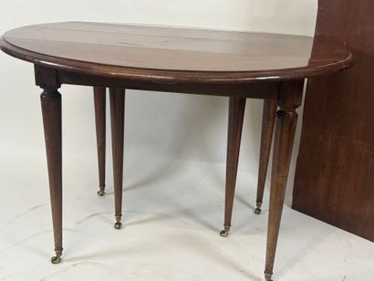 Six-legged circular table in molded mahogany.
H....