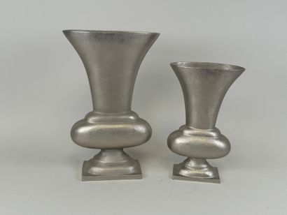 Two metal vases.
38 x 21 x 9.5 cm (the garnd...