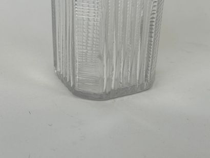 Petit carafon en cristal taillé à décor de...