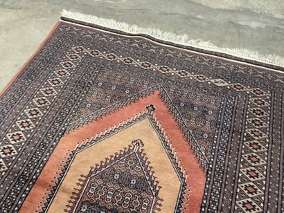 PAKISTAN, 20th century.
Hand-knotted wool...