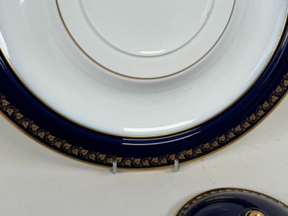 SEVRES.
Circular presentation dish in white...