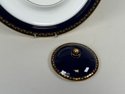 SEVRES.
Circular presentation dish in white...