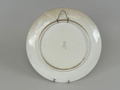 GIEN.
Plat circulaire en faïence polychrome...