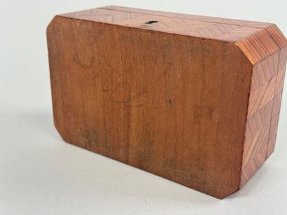 Small jewelry box in veneer with cube décor...