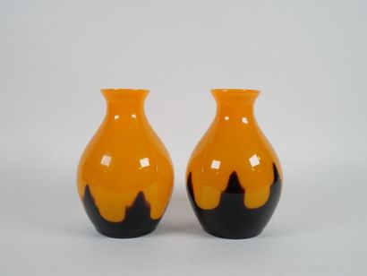 Ensemble de trois vases à panse globulaire...