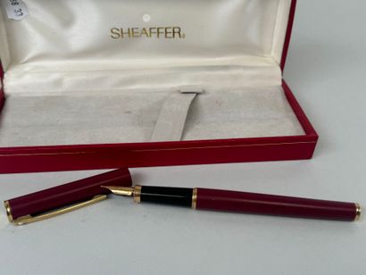 SHEAFFER.
Red and gold lacquered metal fountain...